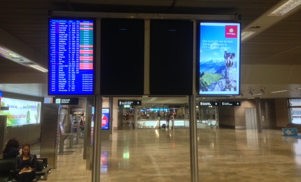 Informationstafeln am Flughafen Zürich.