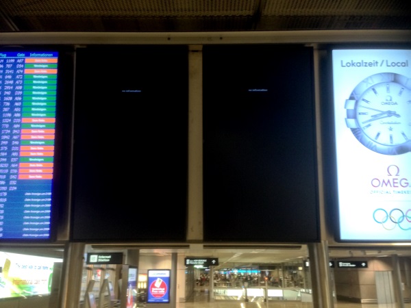 Informationstafeln am Flughafen Zürich.
