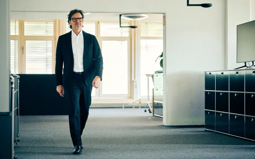 Dr. Nicolas Bissantz im Büro in Nürnberg.