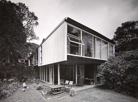 The Haresnape House in Titirangi near Auckland, New Zealand. – Image: Julia Gatley, Long Live the Modern: New Zealand’s New Architecture, p. 83.