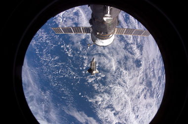 ISS mit Blick auf Shuttle Discovery